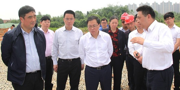 市长陈文浩莅临天卓塑胶管道安装项目指导工作